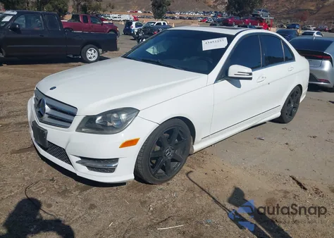 2013 Mercedes-Benz C 250 Sport z USA, uszkodzony, nr VIN WDDGF4HB9DA755681